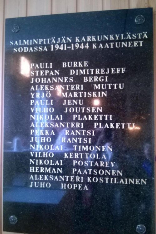 В церкви мемориальная табличка жителей Каркку, погибших в 1941-44 годы.