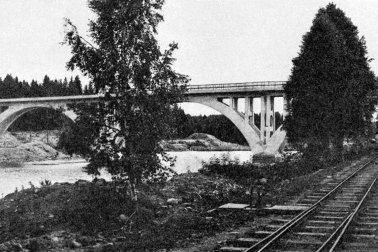 Заводская одноколейка проходила под строящимся мостом, разобрана в 1943 году.
