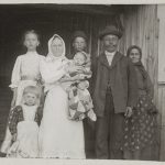 Семья Рантси в 1910 г. Насти Рантси (с ребенком на руках) — рассказчица сказок, записи которых на карельском языке в переводе на финский опубликованы. Иван Рантси на фото сзади.