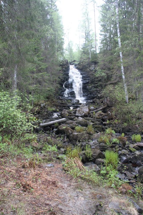 Водопад Юканкоски (Белые мосты) расположен на реке Кулисмайоки в Питкярантском районе Республики Карелия. Водопад имеет два рукава, высота которых около 19 метров. Это самый высокий и эффектный водопад в Южной Карелии.
