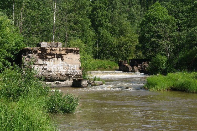 Не далеко от поселка Хийтола, на пороге Сахакоски стоят руины финской плотины