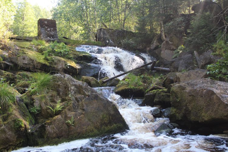 Водопад Прокинкоски (Prokinkoski) на реке Хихнийоки (Hiihnijoki) больше известен как 9 мая